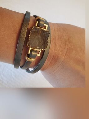SAACHI Gray Leather Wrap Bracelet with Gold Druzy Accent. Magnetic Closure